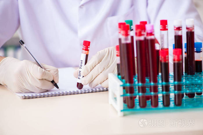 年轻英俊的实验室助理在医院检测血液样本