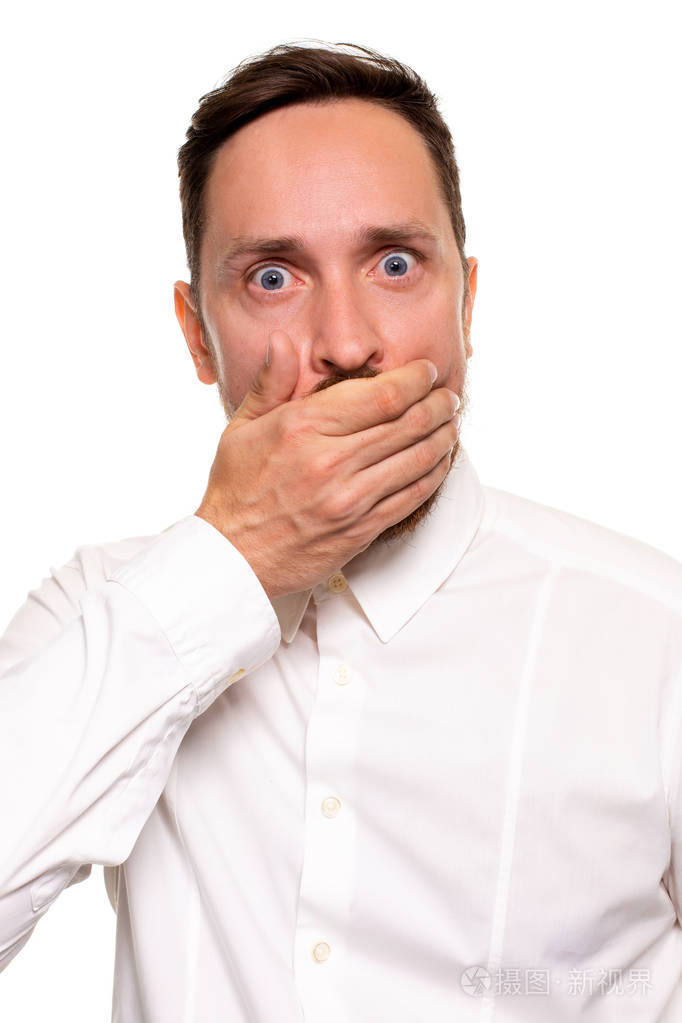 他的嘴覆盖白色背景的惊讶男人的肖像