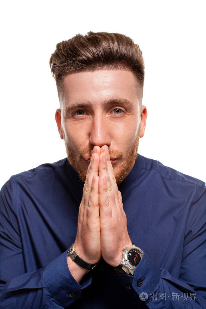 办公室工作人员以请手势的身份把手掌放在一起带着胡子的人许愿看着