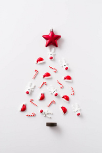 白色背景的圣诞装饰品制成的圣诞树