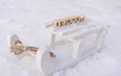 在雪地里雪橇上用德语形容雪