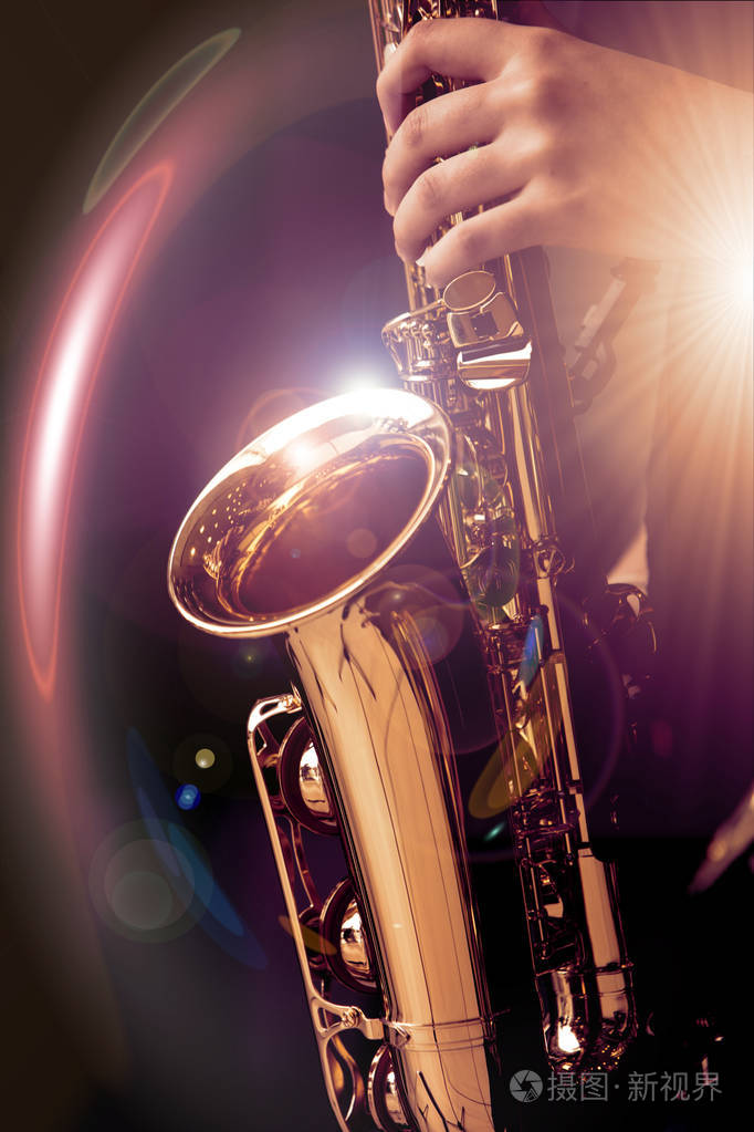爵士萨克斯管演奏家在舞台上表演. 彩色过滤器和光过滤器