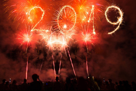 人们庆祝2019年新年，用新年晚会上的火花制造
