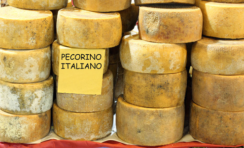 意大利乳制品出售陈年奶酪和文字，这意味着意大利山核桃奶酪