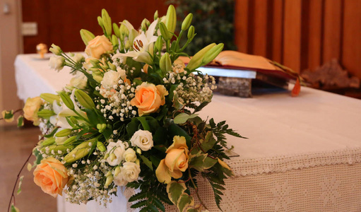 教堂祭坛上的玫瑰和其他花饰,在圣坛庆祝活动中照片