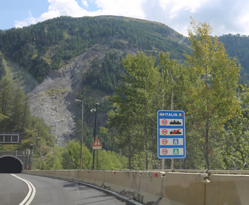 意大利边境与路标，义务和禁令，意大利道路