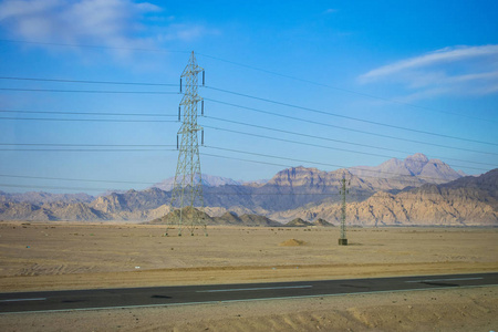 穿过埃及山脉的电力线