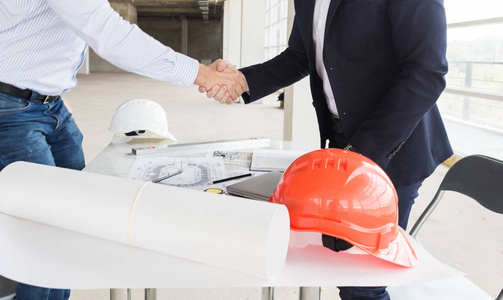 工作谈判男子工程师建筑商在桌旁工作, 在建筑工地上工作, 进行商务