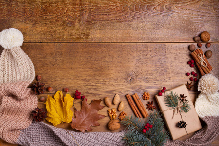 可可咖啡礼品盒冷杉枝坚果锥针织羊毛围巾和帽子。 冬季新年圣诞作文。 舒适的秋季冬季概念。 查看以上副本