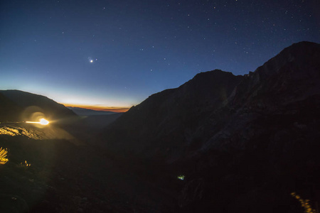 约塞米蒂国家公园日出前的夜晚景观