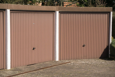 棕色的车库门图片