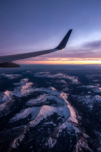 日落时分飞越科罗拉多落基山脉