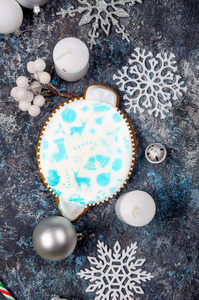 圣诞贺卡与美丽的糖釉圣诞姜饼饼干和白色节日装饰球和玩具在黑暗的背景。 卡假日概念。 复制空间顶部视图。