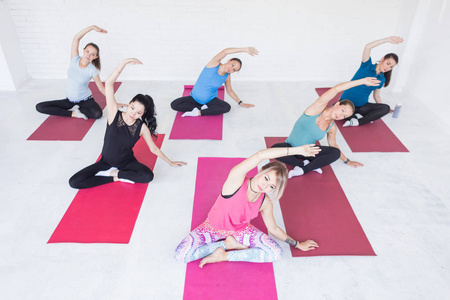 怀孕, 运动, 健身, 人和健康的生活方式的概念一群快乐的孕妇锻炼瑜伽和冥想莲花姿势在白色背景健身房
