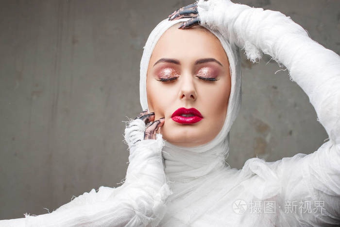 迷人的木乃伊.在她的身体的绷带的一个年轻美丽的女人的肖像