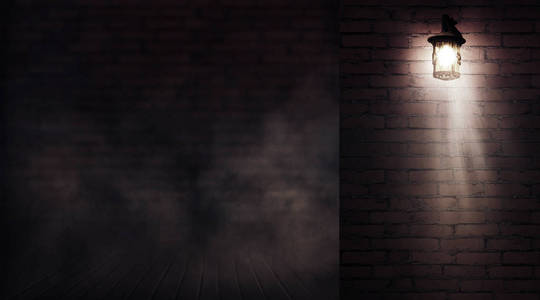 一堵空的旧砖墙的背景。 灯在建筑物上的夜晚霓虹灯聚光灯烟雾