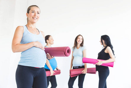怀孕, 运动, 健身, 人和健康的生活方式的概念一群快乐的孕妇锻炼瑜伽和冥想莲花姿势在白色背景健身房