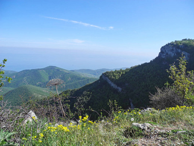 美丽的山景，俯瞰远处森林覆盖的山坡。 海远低于地平线。 克里米亚山区