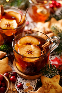 在圣诞晚餐期间，一种传统的饮料，包括干果和芳香香料。 传统的波兰人圣诞节