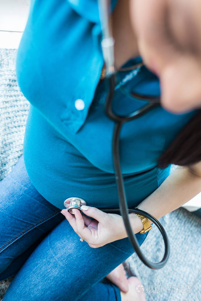 怀孕妇科医学保健和人的概念听诊器在医院听取孕妇婴儿心跳
