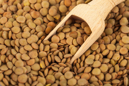 在木勺扁豆干扁豆在木勺健康食品上.照片
