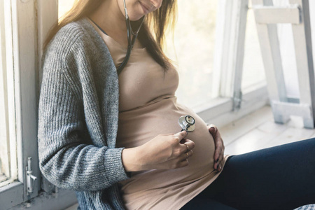 怀孕妇科医学保健和人的概念听诊器听孕妇婴儿心跳