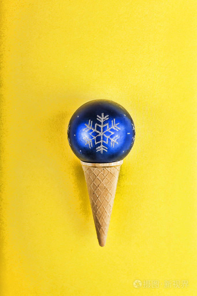 极简主义为了冰淇淋蓝色圣诞球的圆锥体概念圣诞节新年