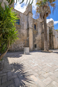 公共广场与水井和教堂的一侧，神圣救世主在Vejer de la Frontera卡迪兹和西班牙，欧洲。