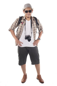 旅行的人的概念。 亚洲男性背包游客的肖像，戴着帽子，黑色太阳镜，相机和背包隔离在白色上。 全身肖像。 微笑，微笑
