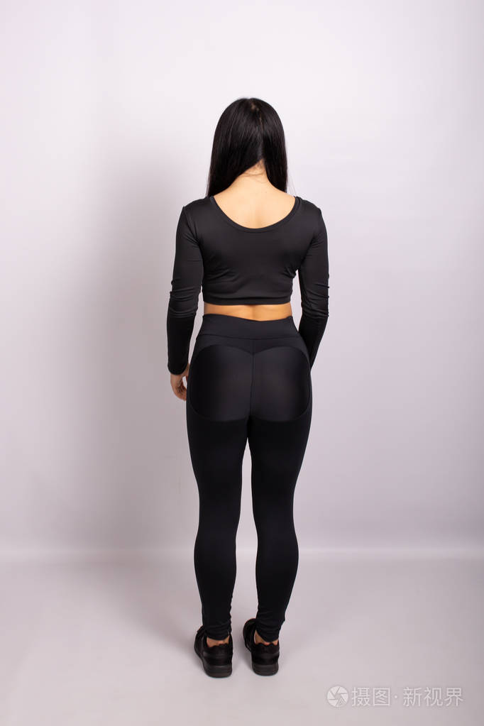 带黑色腿的性感运动女人的后视镜