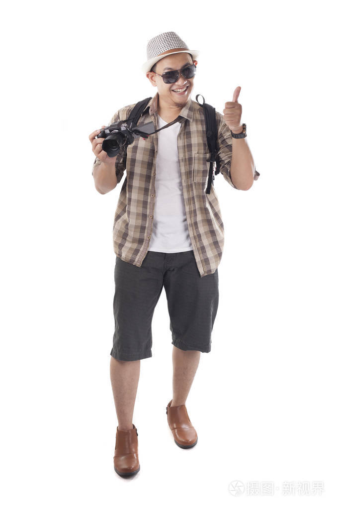 亚洲男性背包客摄影师的肖像孤立在白色上. 全身肖像. 用镜子照照片