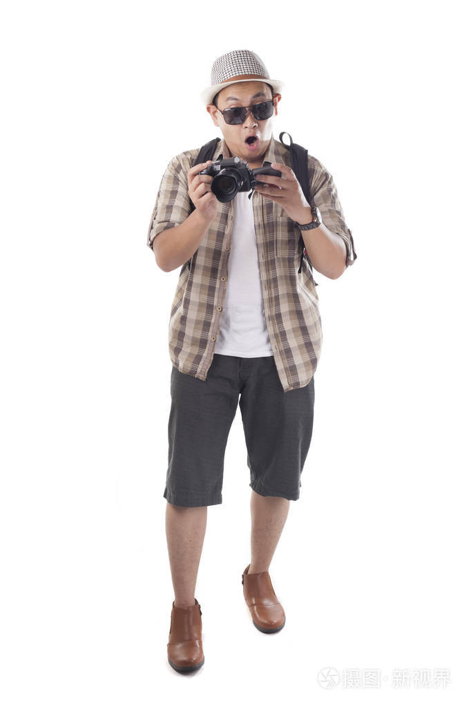 亚洲男性背包客摄影师的肖像孤立在白色上. 全身肖像. 用镜子照照片