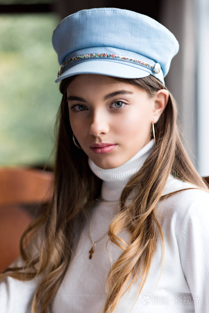 餐厅里的女孩. 潮流服装. 没有过滤器. 天然的颜色.