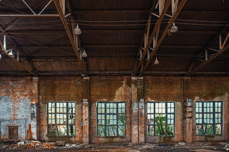 废弃的工业仓库或工厂大楼内的破碎窗户, 废墟和拆卸概念