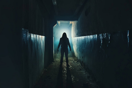 骨悚然和诡异的走廊里, 手里拿着刀的男人疯子或杀手或恐怖凶手的剪影