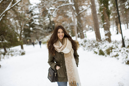 冬季公园年轻女子画像