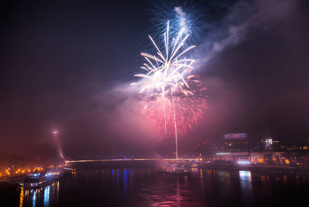 新年庆典。 斯洛伐克布拉迪斯拉发多瑙河上的烟火