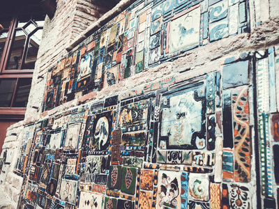 格鲁吉亚第比利斯2018年7月10日 格鲁吉亚第比利斯墙体外装饰中的彩绘瓷砖