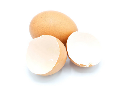 鸡蛋和鸡蛋在白色背景上裂开。