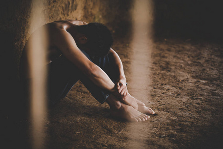 手中的男人绝望地抓住铁狱囚犯的概念,希望自由.照片