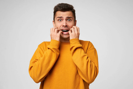 嘴巴咬一个歇斯底里的学生的头,绝望而惊慌地看着,考试紧张,担心考试