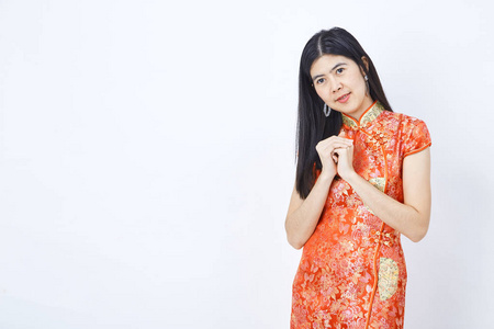 美女穿旗袍，在中国的2019年白色背景下向你微笑，促销概念贸易业务