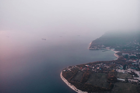 海洋或海岸的全景, 有多雾天气的城市建筑, 有复制空间