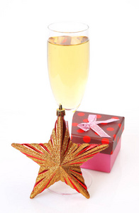 玻璃中的香槟和白色背景的新年装饰