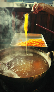手工制作传统的泰国甜点鹅绒或金蛋条