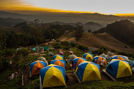 帐篷在夕阳下俯瞰群山。
