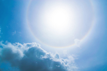 白天的太阳把光线照得很好白色明亮的大阁楼建筑渲染3d插图,带闪亮的