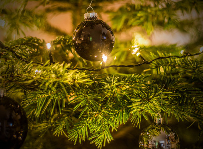 圣诞节背景的去焦点灯装饰树照亮喜怒无常