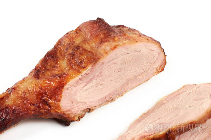 烤火鸡腿和切片火鸡肉隔离在白色背景照片-正版商用图