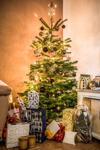 圣诞快乐美丽的客厅树设置为快乐假期装饰在家里